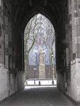 905223 Gezicht door de onderdoorgang van de Domtoren te Utrecht, vanuit de Servetstraat, met op de achtergrond het ...